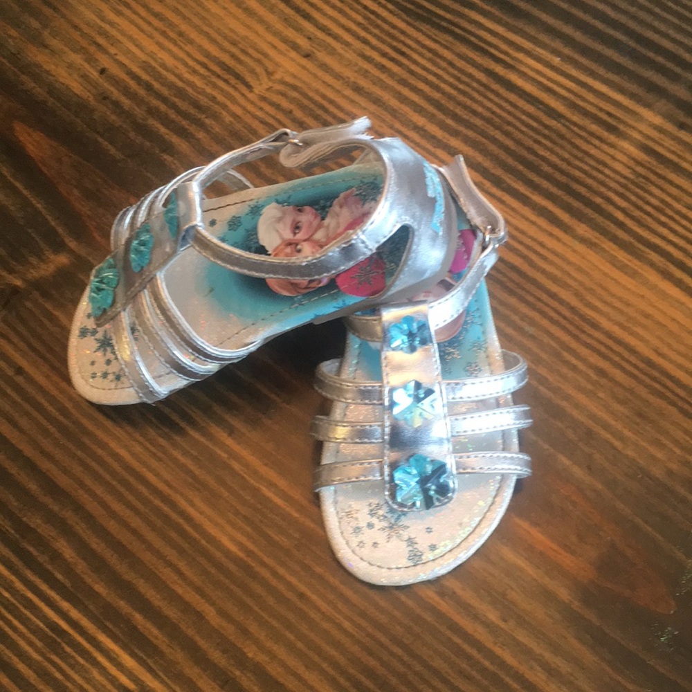 Adorable sandals !!